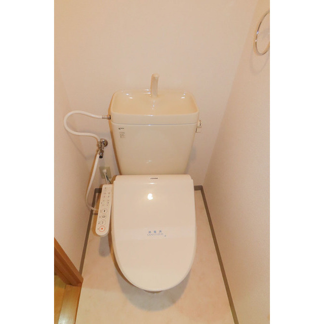 トイレ　落ち着いた色調のトイレです