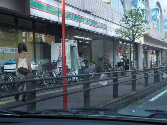 コンビニ　１００円ショップ（コンビニ）まで150m