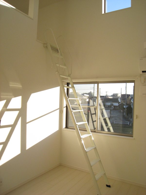 その他部屋・スペース　ロフト付きで天井も開放感あり