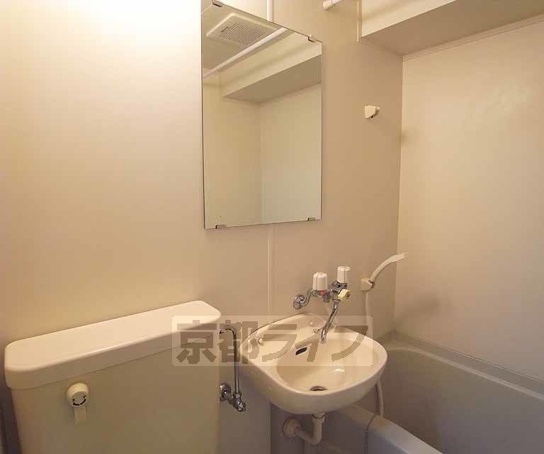 洗面設備　広めで綺麗なＵＢです。