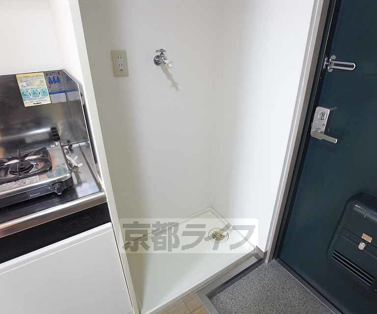 その他設備　玄関横に室内洗濯機置き場があります