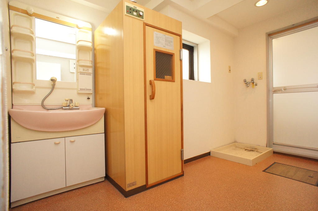 洗面設備　シャンプードレッサー仕様！室内洗濯機置場！