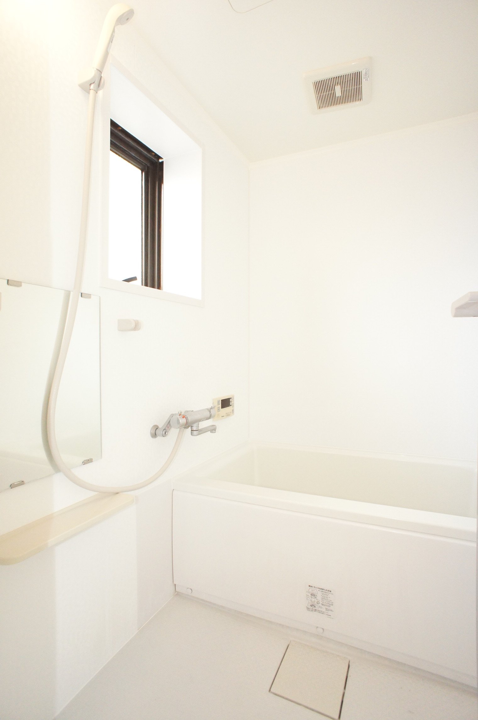 バス・シャワールーム　追焚き機能付き給湯！窓あります！