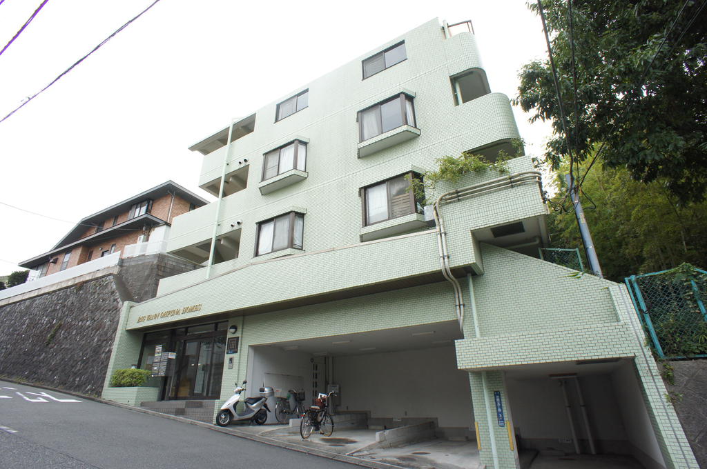 建物外観　最上階の角部屋！屋根付き駐車場有！