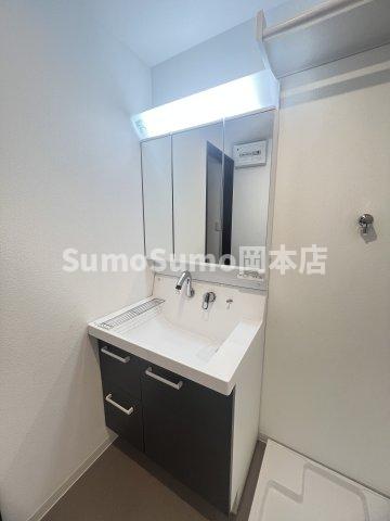 洗面設備　独立洗面台、小物を置くことができて便利です