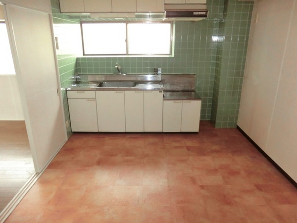 居室・リビング　床色が落ち着いた色合いで綺麗です♪