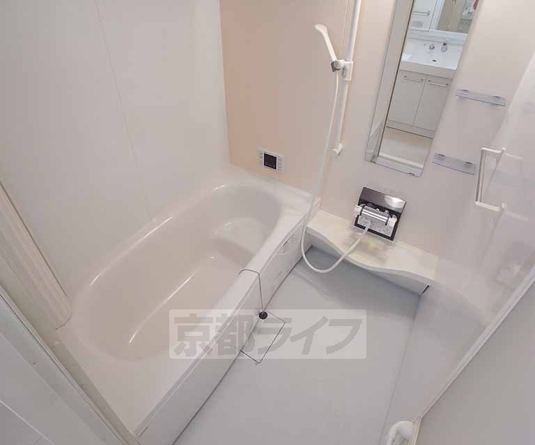 バス・シャワールーム　足も伸ばせるとても広いお風呂です！