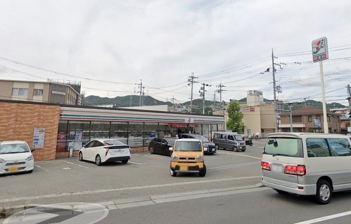 コンビニ　セブンイレブン宝塚山本駅前店（コンビニ）まで600m