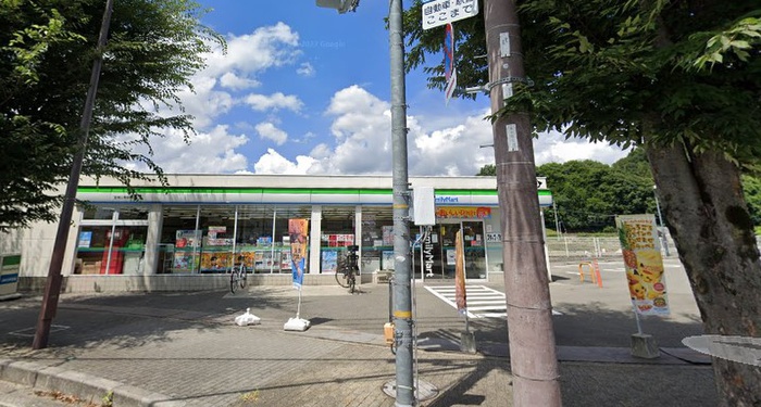コンビニ　ファミリーマート宝塚山本駅前店（コンビニ）まで600m