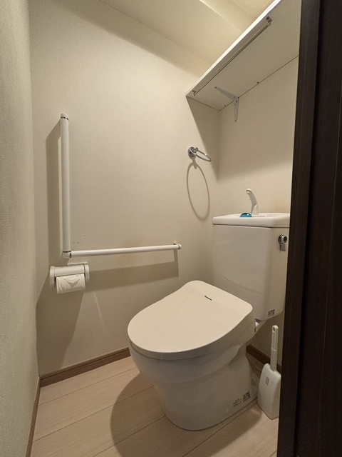 トイレ　温水洗浄機能付　ハウスクリーニング実施前画像