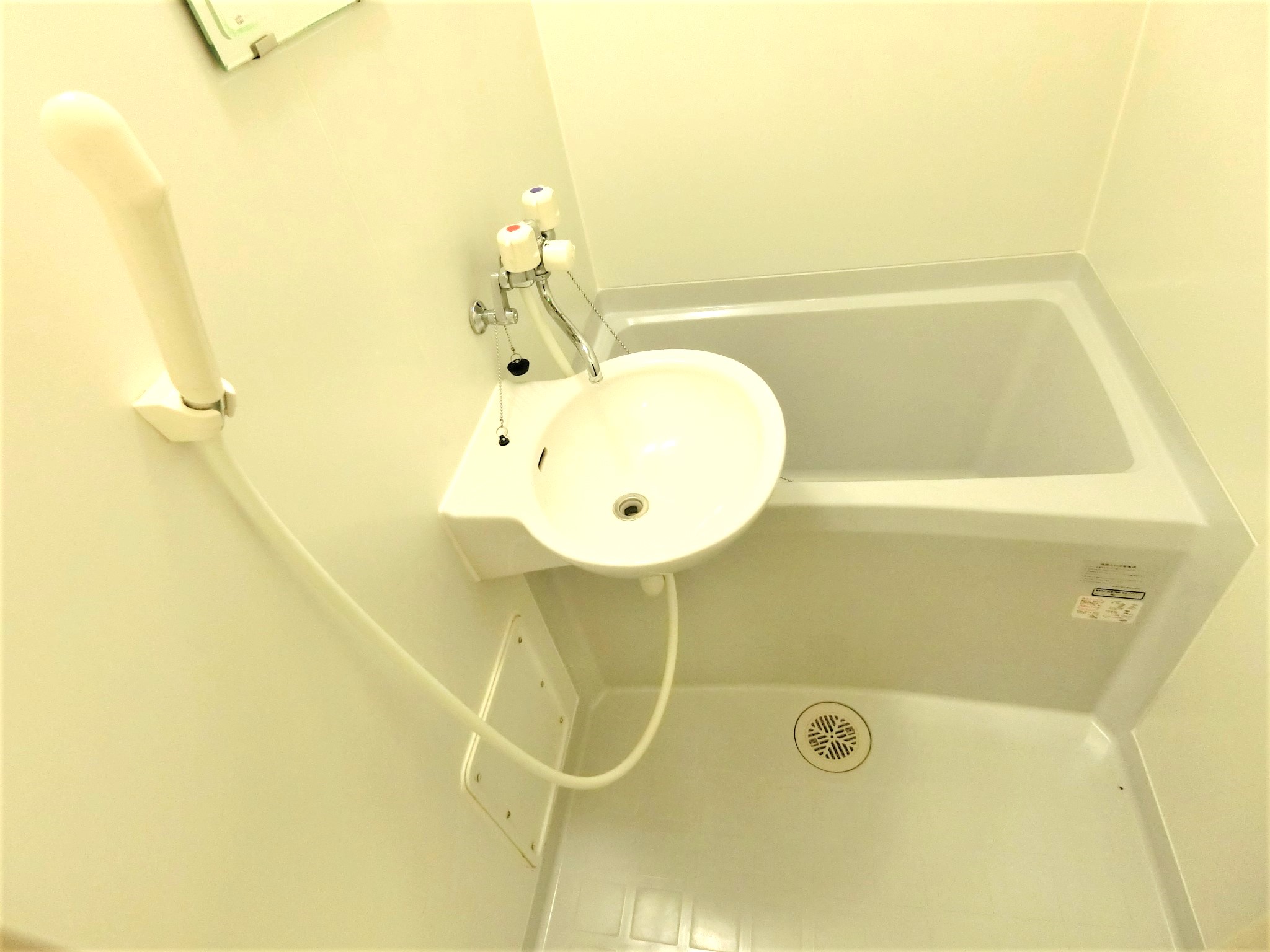 バス・シャワールーム　浴室乾燥機付きなので雨の日でも洗濯物を干せます☆