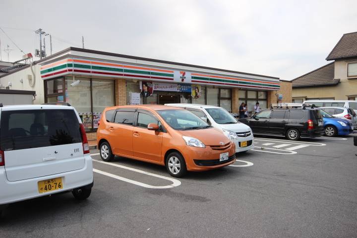 コンビニ　セブンイレブン（コンビニ）まで717m