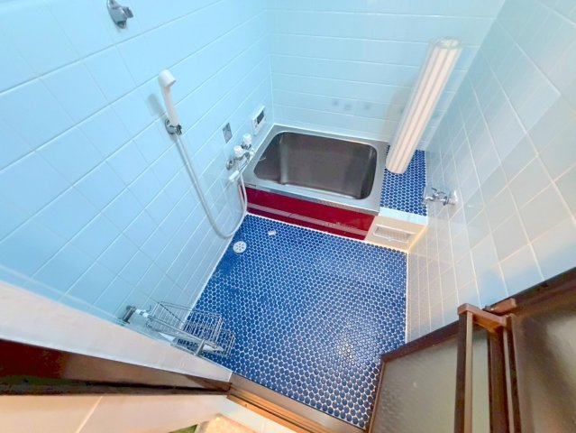 バス・シャワールーム　コンパクトサイズのお風呂です。お掃除も楽にできますよ。