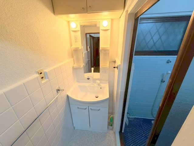 洗面設備　身支度が出来る独立洗面台です。