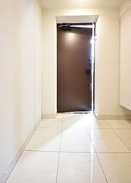 玄関　※別部屋の参考写真です。