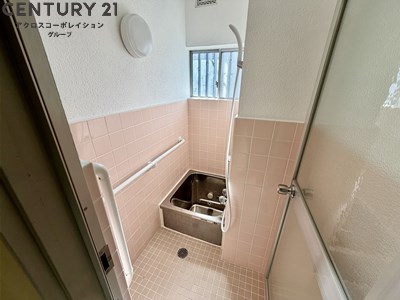 バス・シャワールーム　シンプルなお風呂☆窓付きで換気も楽々！