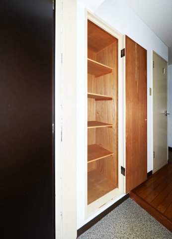 収納　玄関の扉付収納棚