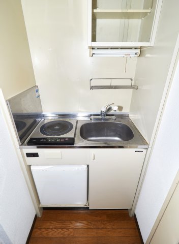 キッチン　IHコンロ。画像の冷蔵庫は付属しません