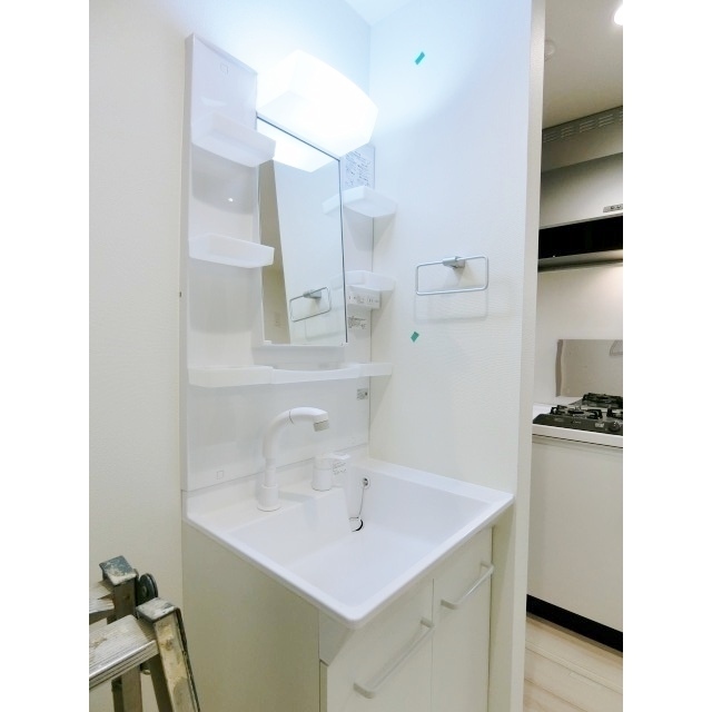 洗面設備　嬉しいシャワー付き洗面台