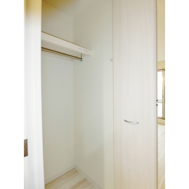 収納　便利なハンガーパイプ付収納