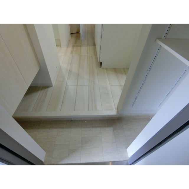 玄関　シューズボックスと収納棚のある玄関