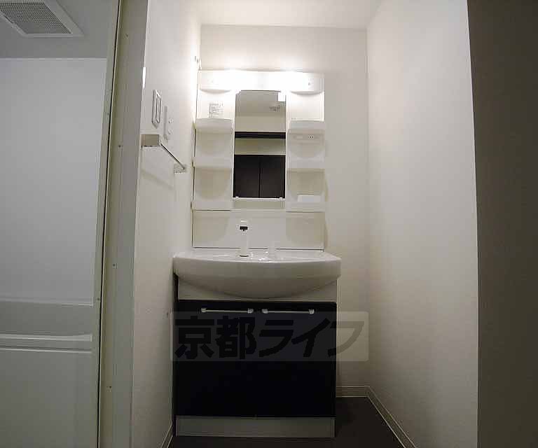 洗面設備　独立洗面台付です。