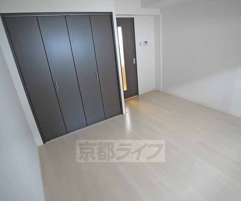 居室・リビング　白と黒のモノトーン調です。