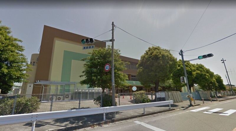 小学校　飯塚市立若菜小学校（小学校）まで762m