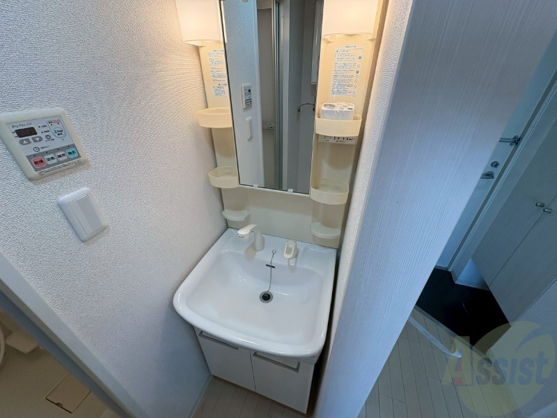 洗面設備　独立洗面台。身支度はここでばっちりですね。