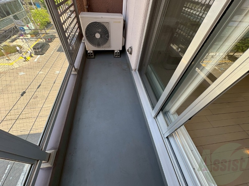 バルコニー　バルコニーです。洗濯物を干すもよし、一息つくもよしですね。