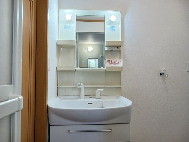 洗面設備　脱衣スペースもあります