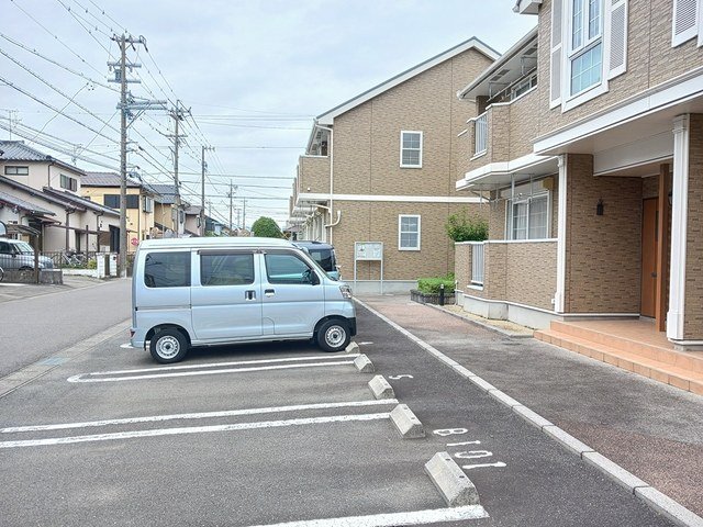 駐車場　駐車場があるので、車を買う予定の方も安心です