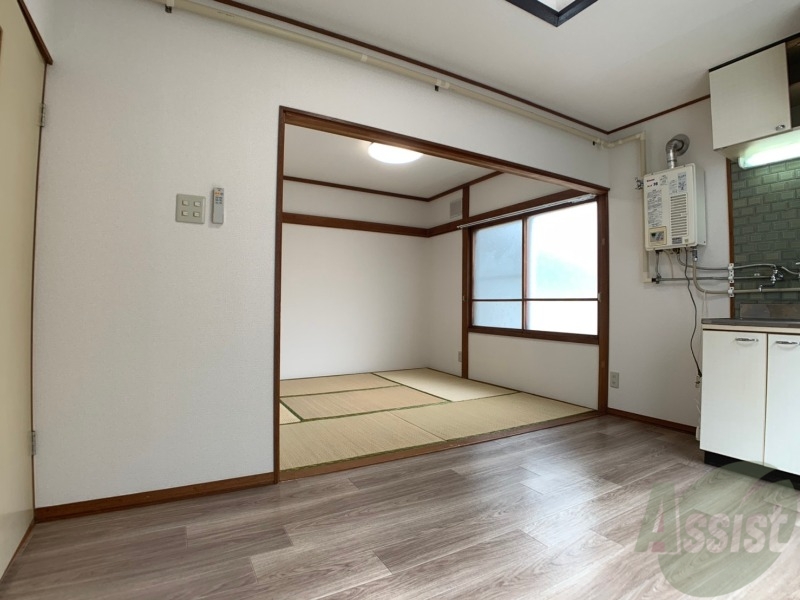 居室・リビング　お部屋は木目のフローリングが落ち着きますね。