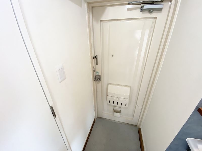 玄関　二重窓採用しております！