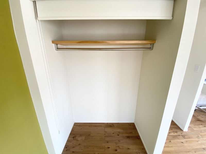 収納　ロールスクリーンで隠せるクローゼット