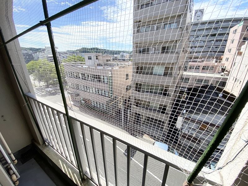 バルコニー　上部にタオルなどが置ける収納あり