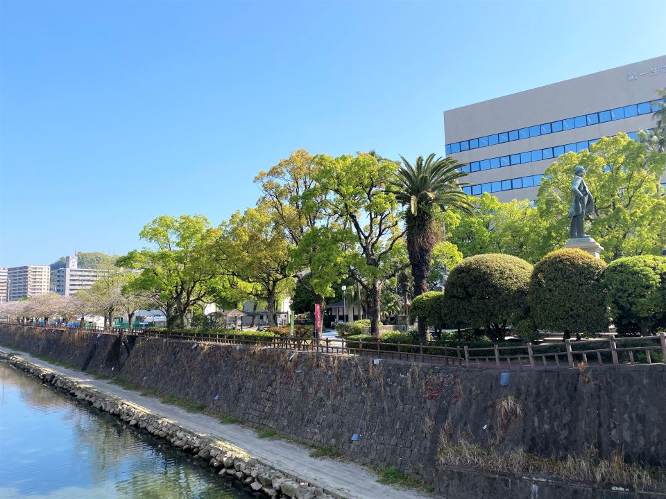 公園　甲突川沿い（市民広場）（公園）まで50m