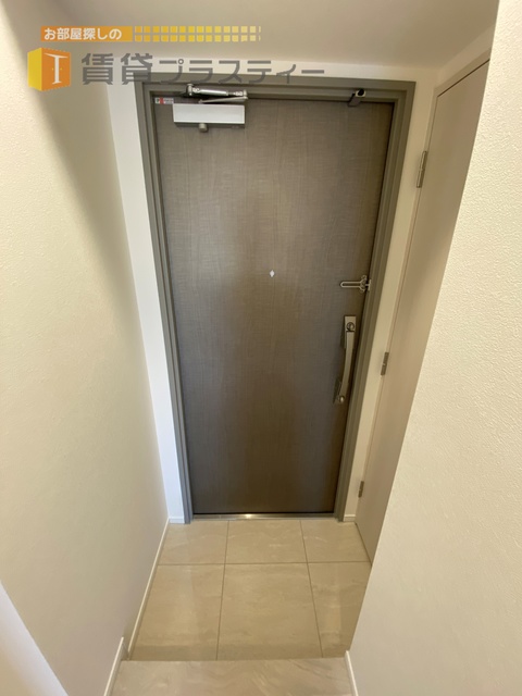 玄関　重厚感のある扉です。