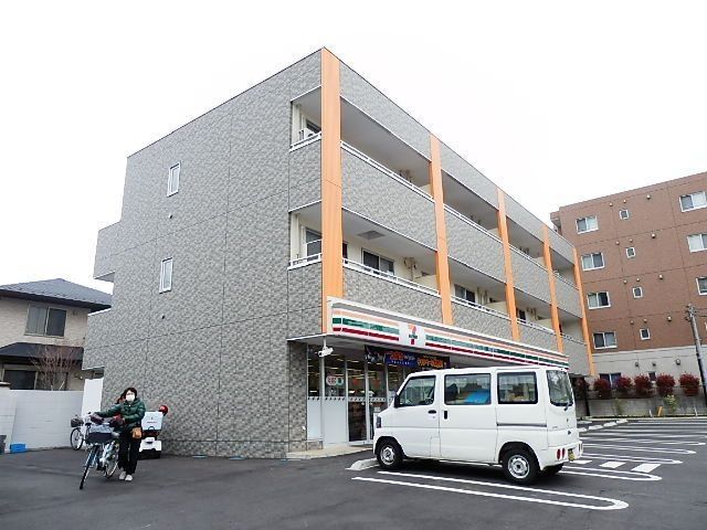 コンビニ　セブンイレブン（コンビニ）まで320m