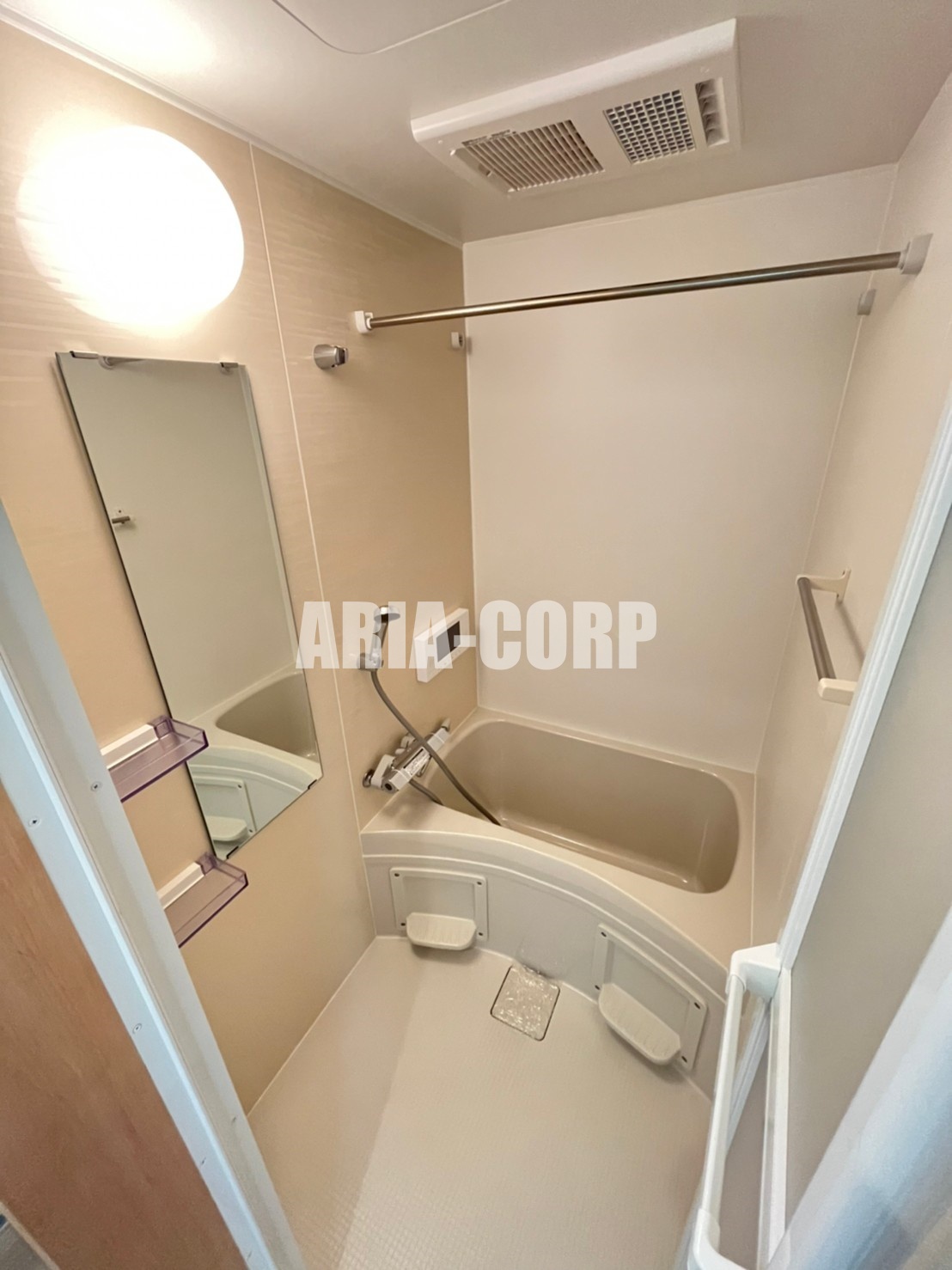 バス・シャワールーム　追焚き浴室乾燥機能付。カラーパネル採用でお洒落なバスルーム。