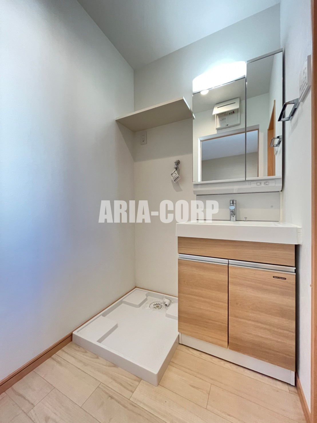 洗面設備　シャンプードレッサー付きの独立洗面台！収納豊富な洗面所♪