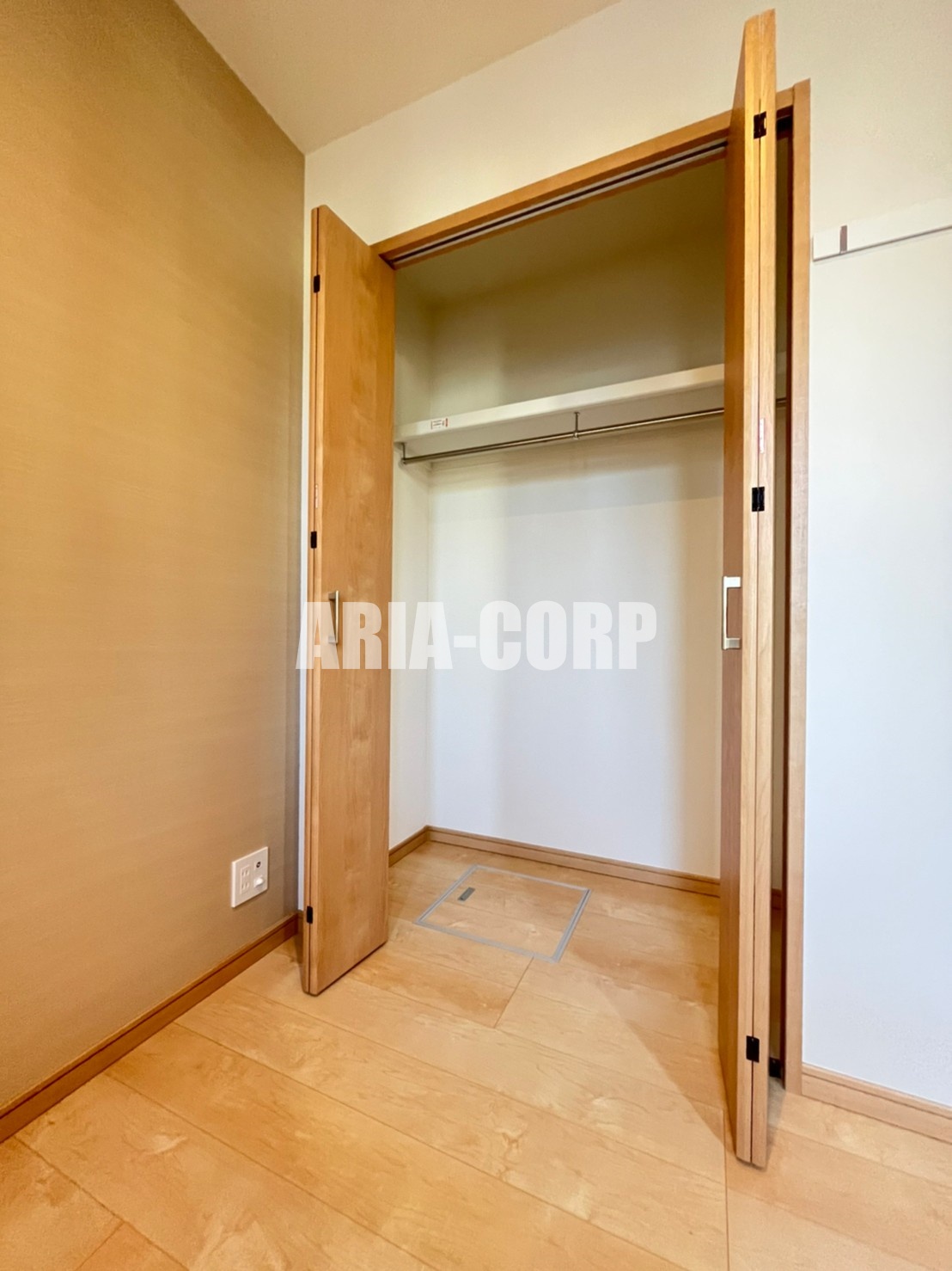 収納　クローゼット、上部には便利な棚がございます