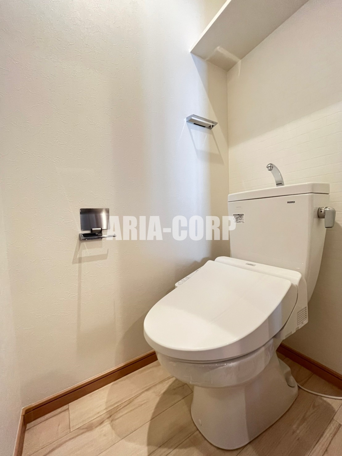 トイレ　ウォシュレット対応♪上部には収納スペースもあります！
