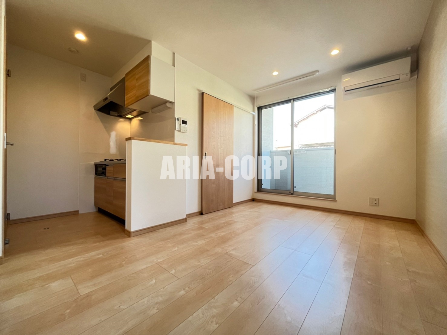 居室・リビング　角部屋で明るい室内！奥行きたっぷりの空間です♪