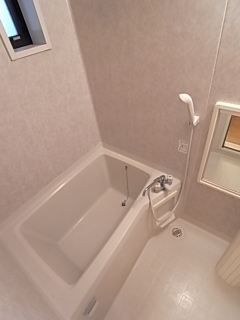 バス・シャワールーム　お風呂に窓がついていると換気が良いです。