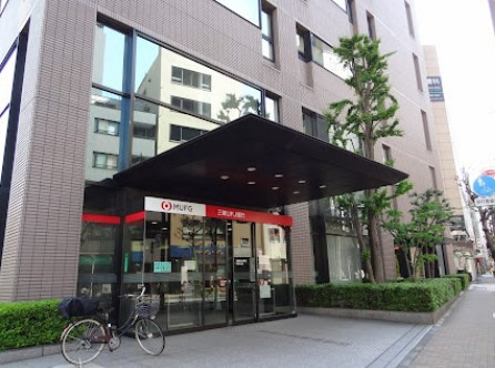 銀行　（株）三菱ＵＦＪ銀行／新富町支店（銀行）まで135m