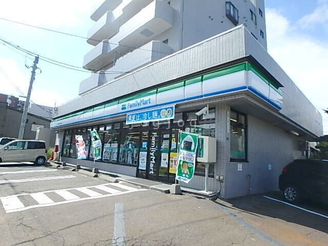 コンビニ　ファミリーマート札幌北21条東13丁目店（コンビニ）まで358m