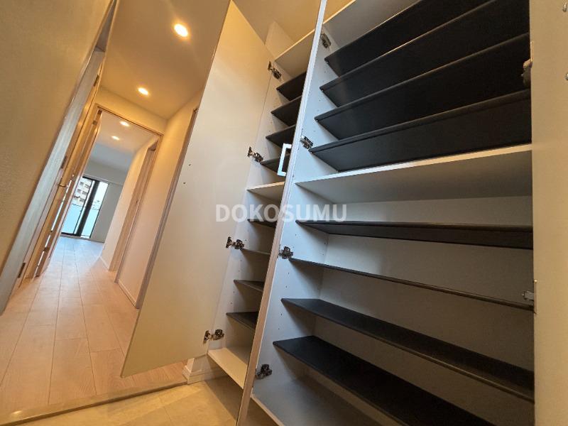 玄関　住まいの顔として相応しい、気品とゆとりのあるエントランス。