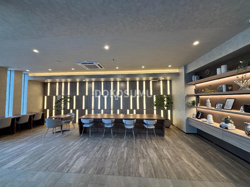 エントランス　オンからオフへ。心地よい静寂へといざなうエントランス。