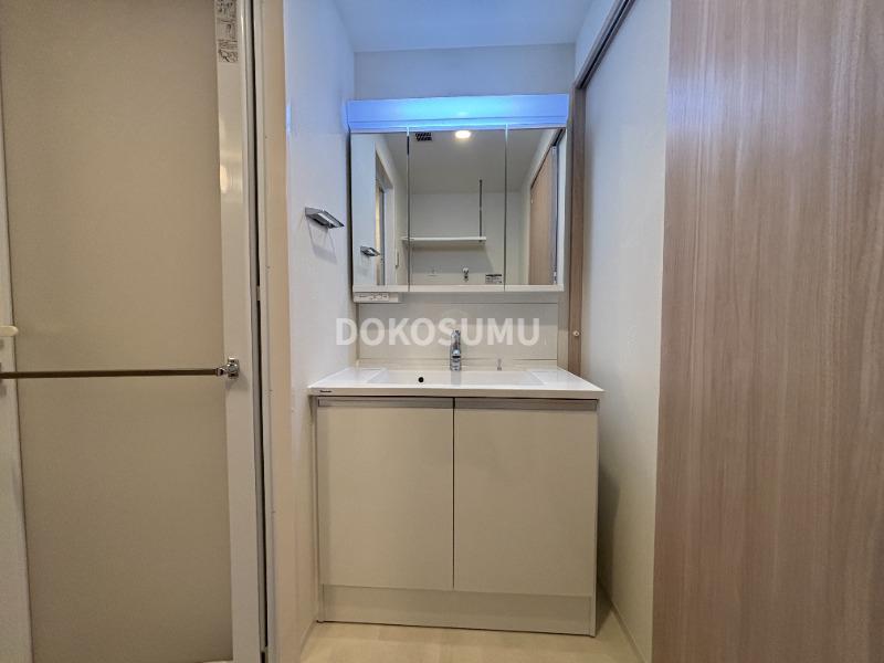 洗面設備　忙しい朝もスムーズに。使いやすさを追求した清潔な洗面空間。